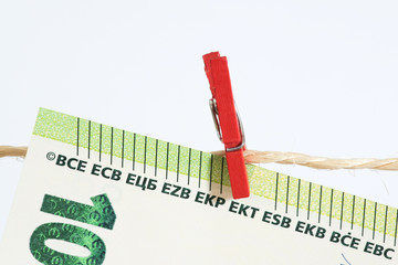 Euro Geldschein, Wäscheleine und Geldwäsche