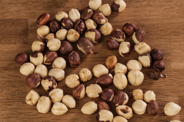 Geröstete Haselnüsse auf hölzernen Hintergrund