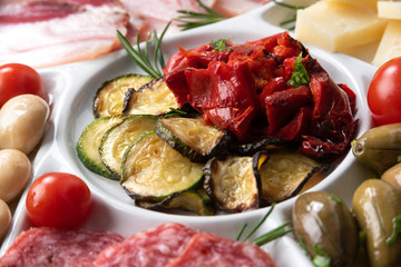 Zucchine e peperoni grigliati, antipasti italiani 