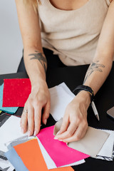 Obraz premium Designer with fabric samples