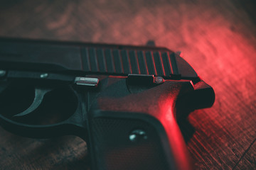 赤い光に照らされた拳銃