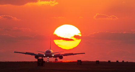 最高に美しい夕焼け空と航空機シルエット
未来へ幸せ飛行
日本
The most...