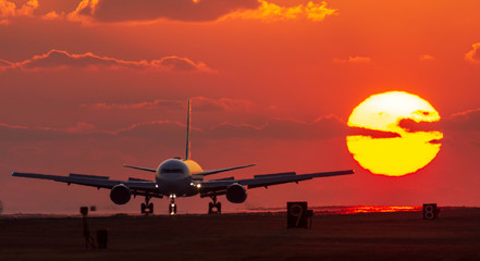 最高に美しい夕焼け空と航空機シルエット
未来へ幸せ飛行
日本
The most...