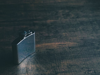 ステンレスのスキットル