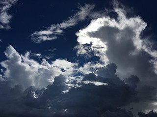 Obraz premium Dramatic clouds in the blue sky