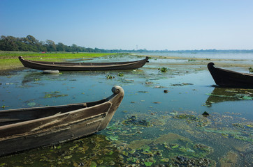 Obraz premium Wooden fishing boats on shore at Taung Tha Man Lake at Amarapura, Mandalay, Myanmar