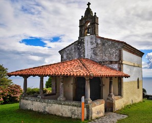 Fototapeta premium Ermita de San Roque en Llastres, Asturias