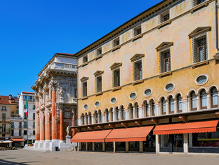 Obraz premium Scenic view of Palazzo del Monte di Pieta with Church of San Vincenzo, Vicenza, Italy