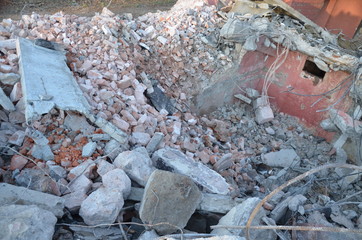 nalot , po bombach  , ,gruzowisko , wyburzanie budynków , ,kataklizm , wojna ,po bombie , wyrwa , gruzowisko , po spaleniu ,, nalot , po bombie , kino Staszów , bombardowanie ,wyburzanie koparką