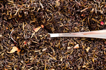 A mixture of black and green tea with vanilla-strawberry flavor, sliced strawberries and rose...