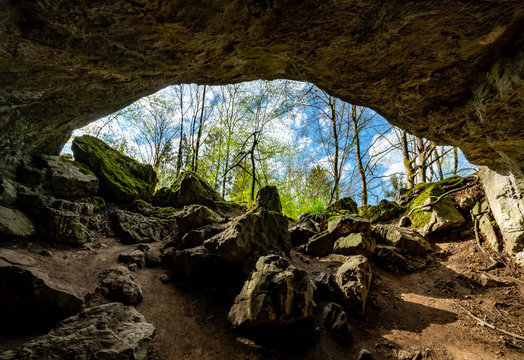 Feldhofh&ouml;hle Sauerland H&ouml;nnetal Ausgang Licht Deutschland Kalkstein Kart Hemer Menden Balve Naturschutzgebiet H&ouml;hlenforscher Wanderweg Attraktion Eingang Ausgang Tageslicht Spel&auml;ologie Untergrund 