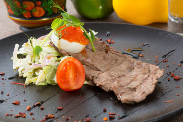 Fried roastbeef steak with vegetable salad