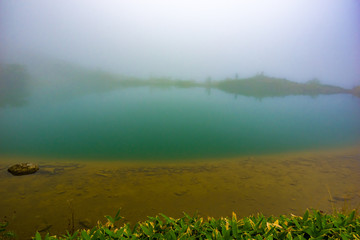 夏の北アルプス後立山連峰、白馬八方尾根の霧のかかった八方池