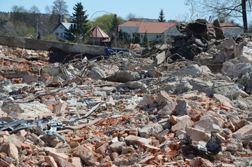 nalot , po bombach bombardowanie , trzęsienie ziemi ,gruzowisko , wyburzanie budynków ,wyburzanie domów ,kataklizm , wojna ,po bombie , wyrwa , gruzowisko , po spaleniu ,zawalanie muru