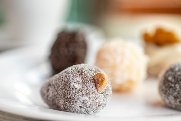 Cajuzinho. Docinho caseiro de aniversário típico do Brasil