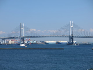 横浜港大さん橋国際客船ターミナルの屋上先端からの眺め（横浜ベイブリッジ・マリーンルージュ）　Yokohama Bay Bridge