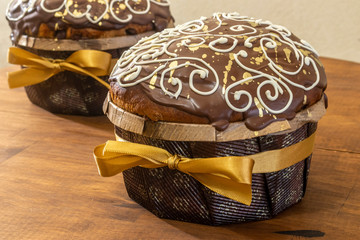 Lindo panetone de chocolate. Chocotone. Fundo de madeira.