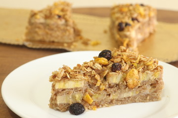 Fatia de torta integral de banana com granola e passas
