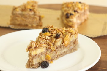 Fatia de torta integral de banana com granola e passas