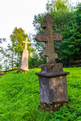 Stare betonowe pomniki na cmentarzu 