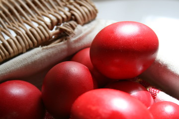 Rote Ostereier in geflochtenem Korb