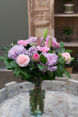 Fototapeta premium Flower bouquet in a vase in interior