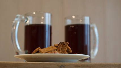 Rye crackers and two glasses of dark beer.