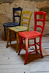 TRE SEDIE VECCHIE COLORATE