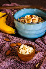 Müsli mit Banane und Nüssen