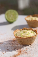 Mini tortinha de limão em fundo branco