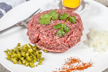 steak tartare dans une assiette