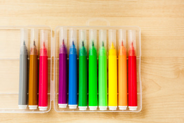 Naklejka premium Felt-tip pens, pencils in boxes, different colors, the order on the table, the work of the child, home creation and order, the joy of drawing, school desk and quarantine