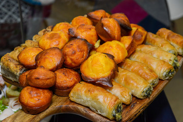 Puff pastry rolls with spinach and ricotta and corn bread proja