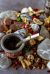 Bebida tradicional argentina mate con termo de acero inoxidable