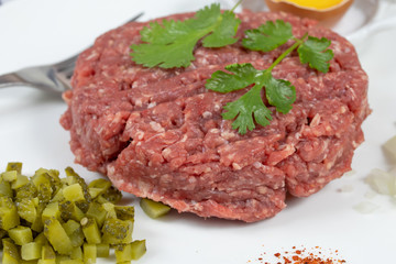 steak tartare dans une assiette