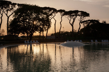 piscina al tramonto