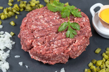 steak tartare sur une ardoise