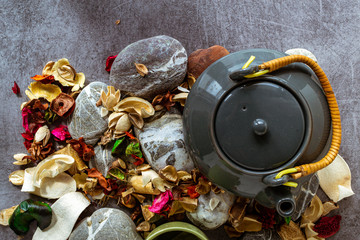 tetera tradicional de ceramica con taza de te