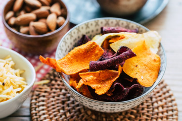 Chips de légumes betteraves panais carottes pour l'apéritif