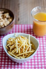 Chips en forme d'allumettes pour grignoter à l'apéritif	