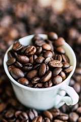 Fond grains de café et tasse en porcelaine blanche