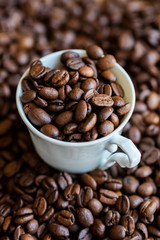Fond grains de café et tasse en porcelaine blanche