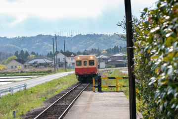 Obraz premium 上総川間駅付近の小湊鐵道 千葉県市原市 日本