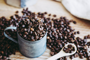 Fond grains de café et tasse en porcelaine blanche
