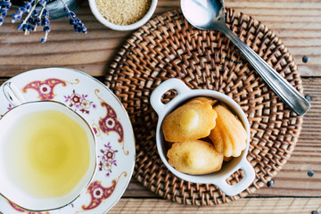 Madeleines miniature fait maison et tasse de thé vert