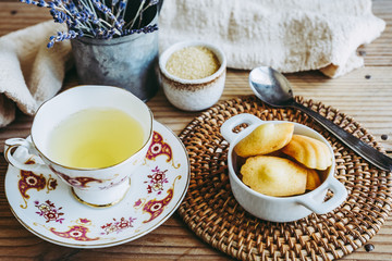 Madeleines miniature fait maison et tasse de thé vert