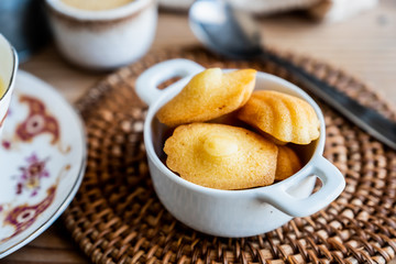 Petites madeleines dans un pot blanc sur la table de déjeuner