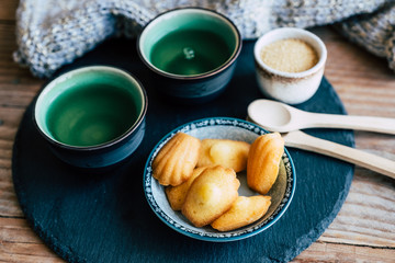 Bol de thé vert et petites madeleines fait maison