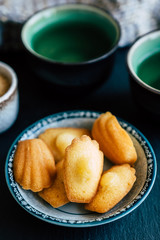 Petites madeleines fait maison dans un plat