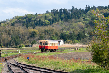 Obraz premium 上総鶴舞駅付近の小湊鐵道 千葉県市原市 日本